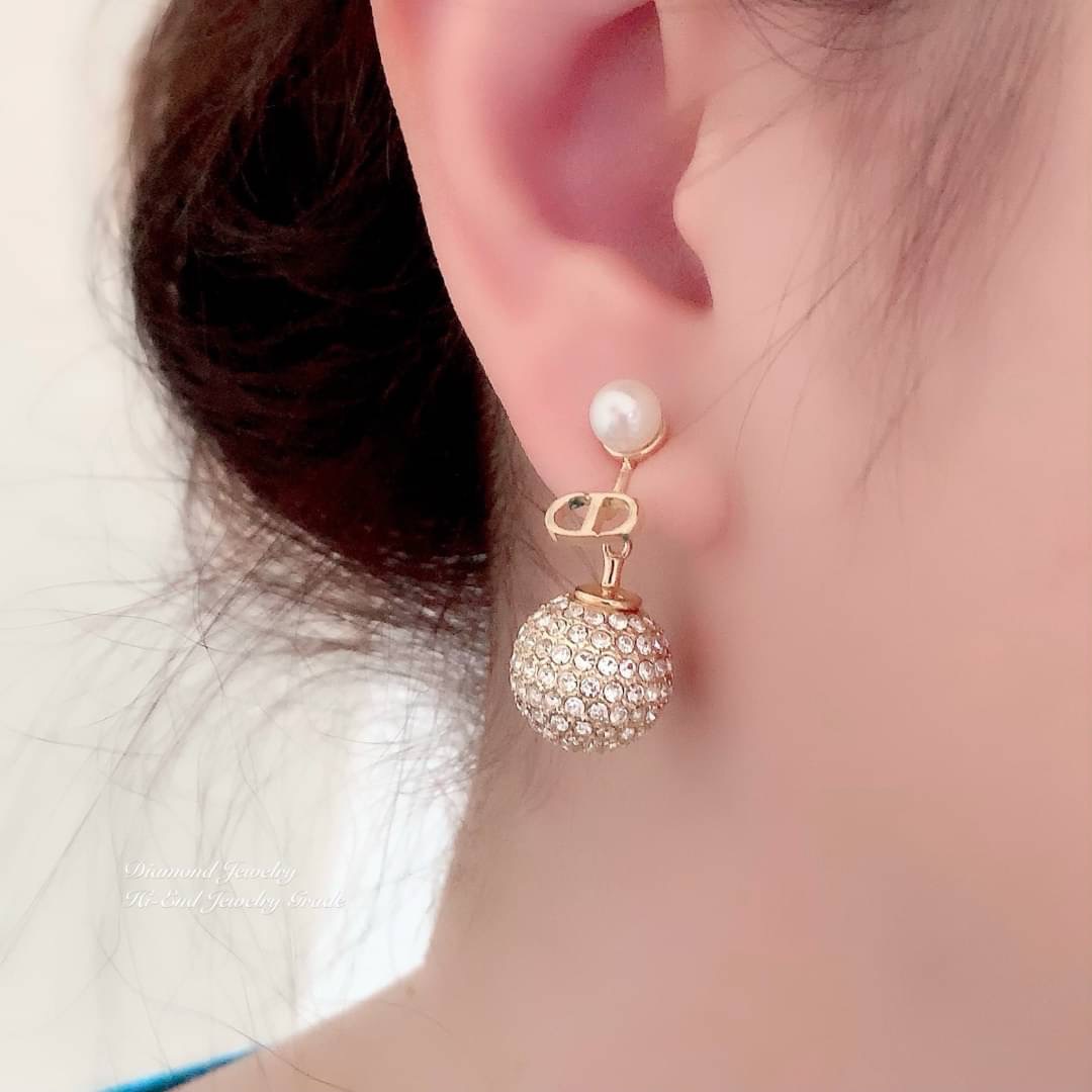 Super Hi-End Quality !!!! ((งาน 1:1 เหมือนในช็อปมากที่สุดในท้องตลาด)) Christian Dior Earring ต่างหูดิอองาน 1:1 เหมือนของแท้เป๊ะๆค่ะ รับรองงานสวยมากกกกก ดูหรู ดูผู้ดีสุดๆ งานดี งานคุณภาพดีมากๆมากๆคะรับประกันความพอใจเลยค่ะ ตัวเรือนสีทองไฮโซมากค่ะ คอนเฟิม !!
