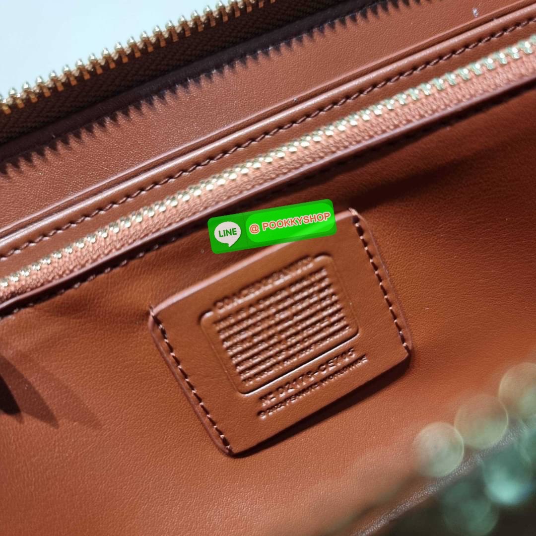 COACH CE705 COACH × PEANUTS LONG ZIP AROUND WALLET IN SIGNATURE CANVAS WITH SNOOPY WOODSTOCK PRINT ใหม่ล่าสุด กับกระเป๋าสตางค์ใบยาวกึ่งคล้องมือ สวยดูแพง ดีไซน์เหล่าการ์ตูนยอดฮิต คลาสสิคไม่มีเอาท์ วัสดุหนังแคนวาสเคลือบผิว ดูแลรักษาง่าย มาพร้อมสายคล้องมือ ถ