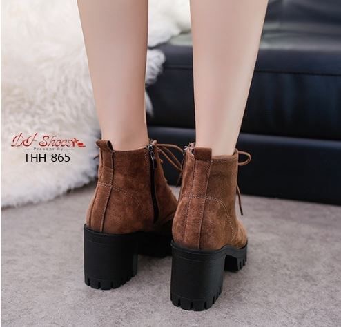 สินค้าพร้อมส่ง รองเท้าบูทส้นสูงนำเข้า วัสดุหนังกลับ ด้านในบุขนนุ่มๆ ส้นตัน มีแถบซิปด้านข้าง สวมใส่ง่าย สาวๆที่มีแพลนเที่ยวไม่ควรพลาด งานสวย ราคานี้คุ้มมากๆจ้า รีบจับจองกันน้าจ๊ะ