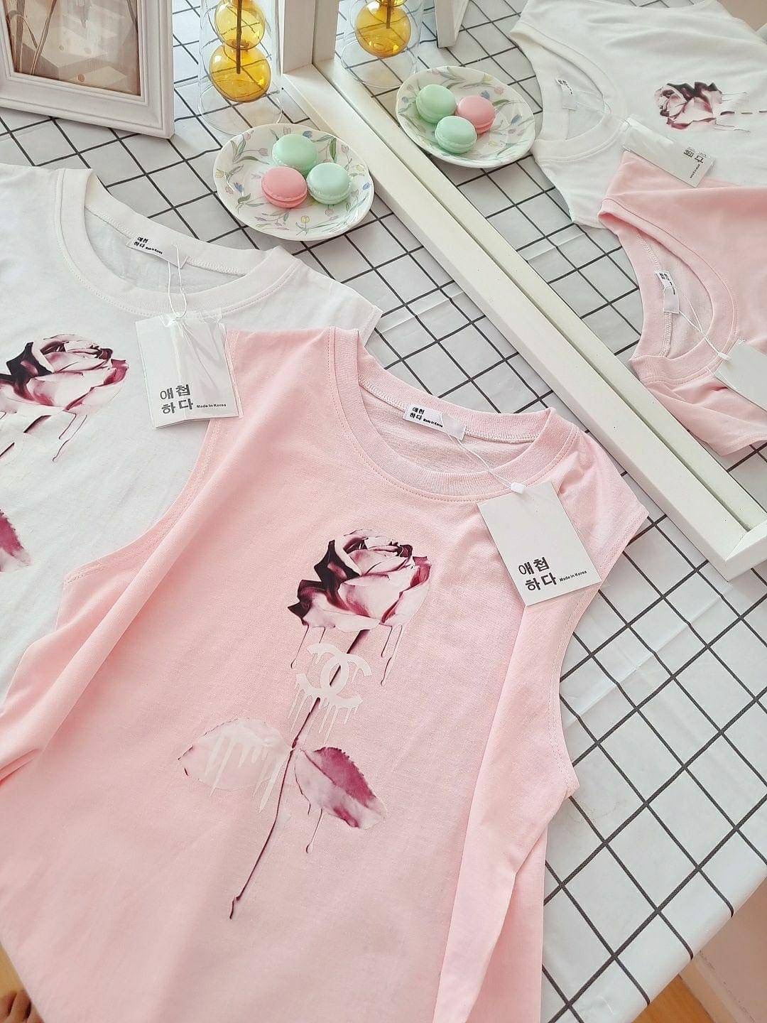 เข้าเพิ่มแล้วคร่าาาาาา ใครพรีไว้ทักมาด้วยคร่าาาาาา Rose' t shirt korea ลายสวยสุดๆคร่าาาา รีบเลยยย ผ้ายืดเกาหลีเนื้อดีใส่สบายจร้าาาา ลายนี้บอกเลยยย ปั้ววววววว