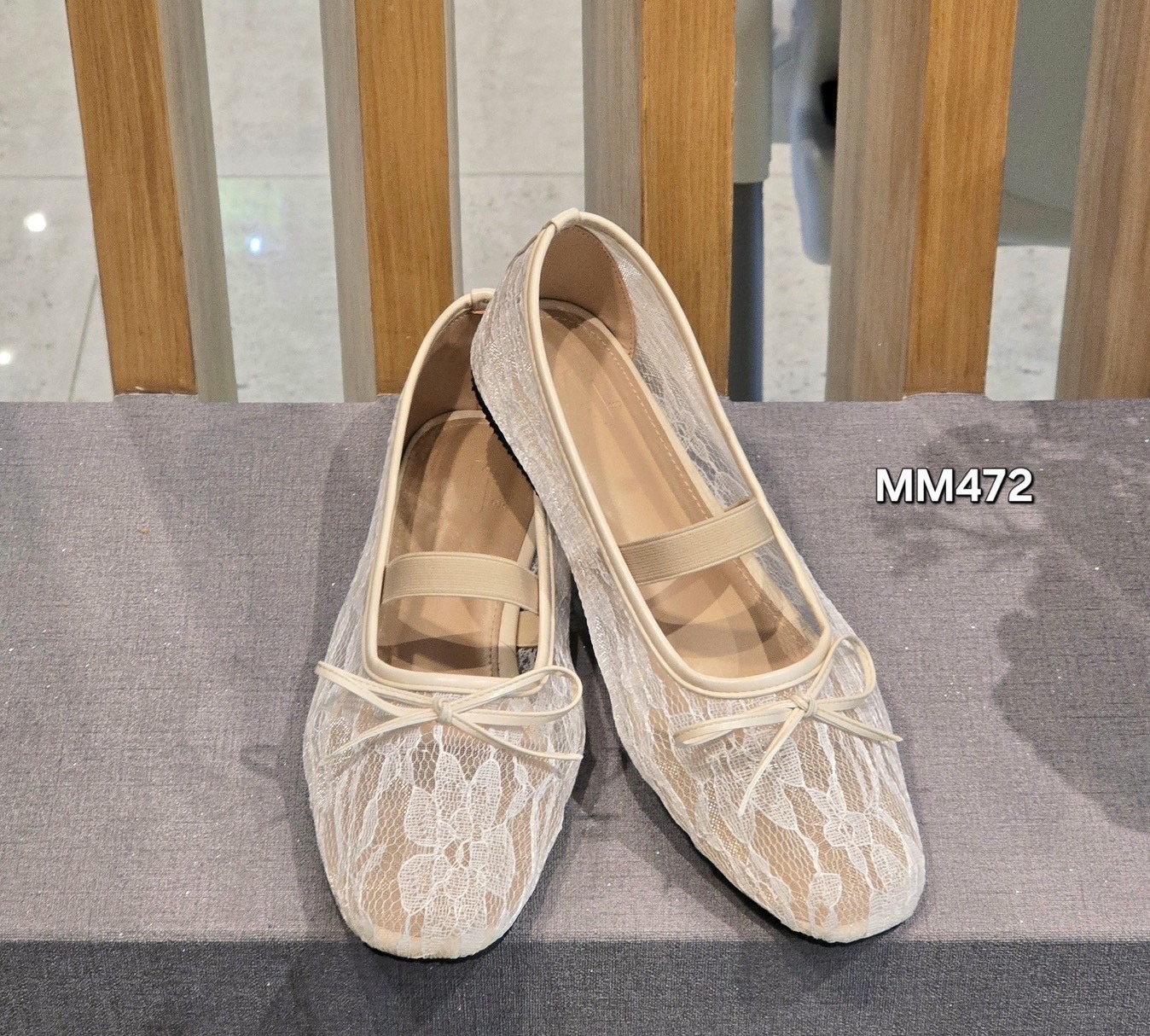 แบบใหม่ มาแล้วค่ะ พร้อมเสริฟพร้อมส่งคร่าาา รองเท้าแฟรช style valentino ผ้าลูกไม้ น่ารัก มากๆ สวยหวานสุดๆ สีพื้นเรียบหรู พื้นยางกันลื่น หนังนิ่มมากๆ เก๋ๆ สวยมากๆ ใส่เที่ยว ใส่ทำงานได้สบายๆคร่าา