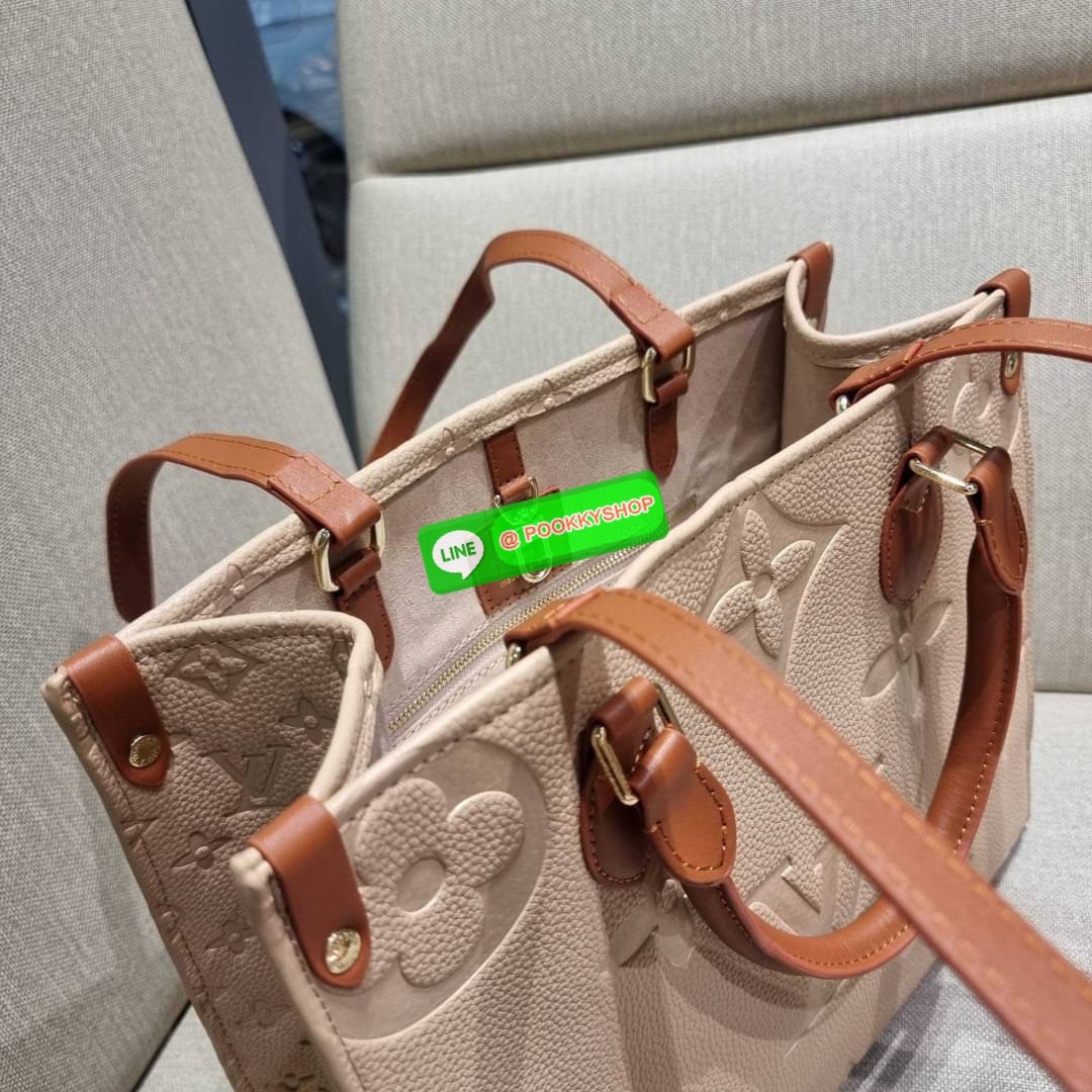 New arrival!! LV crossbody tote bag ดีไซน์สวยคม สมราคา ดูแพงไปอีก ด้วยดีเทลลายของหนัง crossgrain กระเป๋าทรงโท้ทจากเคาน์เตอร์ dutyfree คลาสสิค ผู้ดียืนหนึ่ง โทนสีใช้งานง่าย แมทช์ได้ทุกลุค มาพร้อมหูจับในตัว แบบหูหิ้ว และหูยาวสำหรับสะพายไหล่ เก๋มาก ชิคมาก ภา