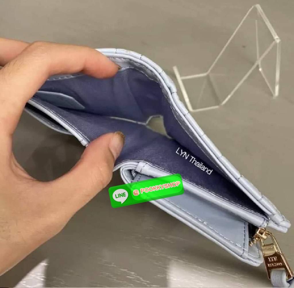 Lyn Decade Wallet กระเป๋าเงินใบสั้น รุ่นนี้สวยน่ารักมากๆ จับถนัดมือ มีฟังก์ชันให้ใช้ครบจบในใบเดียว! วัสดุหนังนุ่มมือ เดินด้ายทั้งใบเพิ่มดีเทล มีโลโก้สวยเด่นที่ด้านหน้า เปิดปิดแบบกระดุมแม่เหล็ก มีช่องใส่ธนบัตรได้ตามยาว ใส่แบงค์ไม่ต้องพับค่า ช่องการ์ด และมี