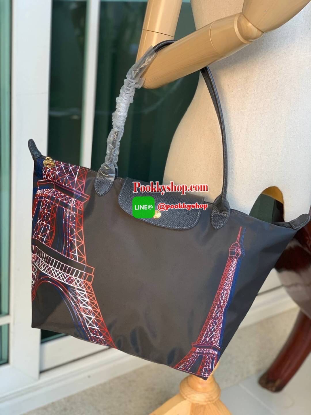 Longchamp Made In France Le Pliage Eiffel Tower Limited Edition Tote Bag สุดลิมิเตทกับlongchamp ที่ ออกมาเฉพาะซีซั่น พิมพ์ลายหอไอเฟล สามาถพับเก็บได้ ตรงตามชื่อทรง (คำว่า Le Pliage เป็นภาษาฝรั่งเศส แปลว่าการพับ) ส่วนฝาปิดและหูจับเป็นหนังที่ทำให้กระเป๋าดูไม