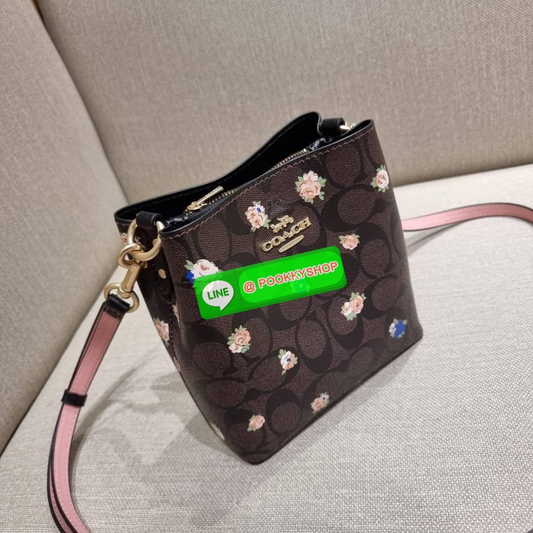 COACH 7267 MINI TOWN BUCKET BAG WITH BUFFALO PLAID PRINT คอลเลคชั่นใหม่ล่าสุด!! น้องสาวคนสวยมาแล้วจ้า สีแดงโดดเด่นต้อนรับเทศกาลคริสต์มาส 🎅🎄 กระเป๋าบัคเก็ต ไซส์มินิ ใบจริงน่ารักม้าก!! น่าใช้แบบที่สุด วัสดุหนังแคนวาสเคลือบลาย สวยคม เปิด-ปิดด