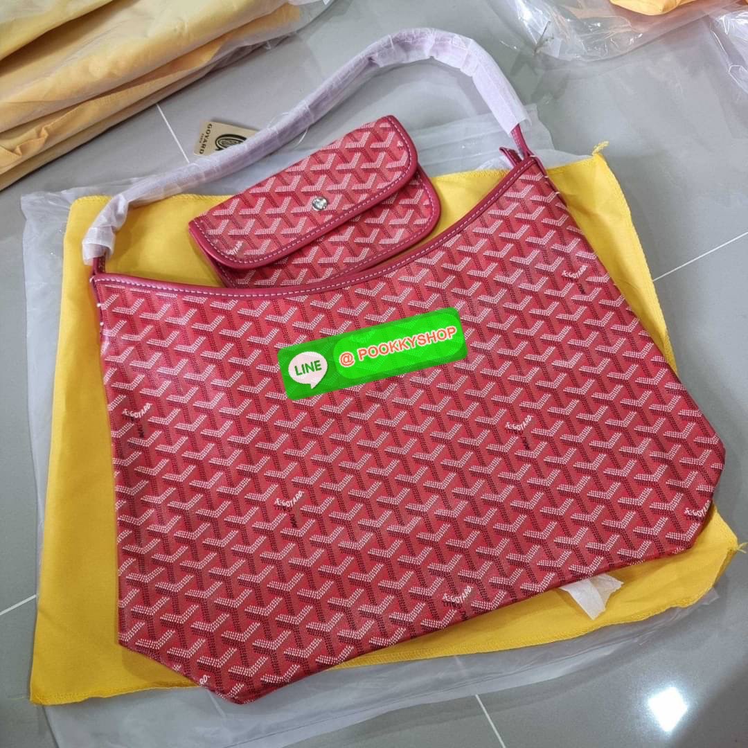 GOYARD BOHEME HOBO BAG ใหม่สุดคุ้ม กับกระเป๋าสะพายทรงโฮโบ ใบใหญ่จุใจ!! มาครบสีขายดี เลิศทุกสี รูปทรงคลาสสิค ดีไซน์เป็นเอกลักษณ์ วัสดุหนังแคนวาสพิมพ์ลายสวยคม ปากกระเป๋ามีซิปเปิด-ปิดกันของหล่นได้ ภายในโล่งกว้างมาก มาพร้อมสายคล้องในตัว ทนทาน สะพายสวยๆได้ทุกว