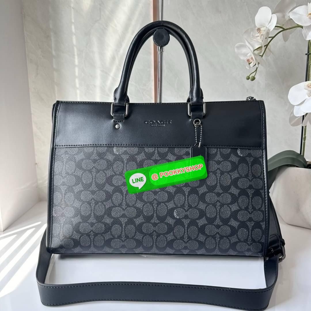 Coach Gotham Folio In Signature Canvas c2682 🔖กระเป๋าใส่เอกสาร Gotham เป็น กระเป๋าเอนกประสงค์ทำให้จัดเก็บเอกสารได้อย่างเรียบง่าย 🔖วัสดุ: แคนวาสตัดหนังแท้ 🔖เปิด-ปิดแบบซิป ด้านบน ภายในมีช่องแยกใส่เอกสารมีพื้นที่สำหรับใส่แล็ปท็อปขนาด