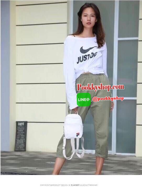 FILA 2WAY MINI BACKPACK กระเป๋าเป้หรือสะพายข้างสไตล์ Sport รุ่น Limited Edition ขนาดมินิ กำลังดี หนังนิ่มตั้งอยู่ทรง กันน้ำและน้ำหนักเบา ด้านหน้าสกรีนโลโก้แบรนด์ ด้านหน้าช่องซิปใส่ของจุกจิก ช่องหลักเปิดปิดด้วยซิปสะดวกใช้ หัวซิปแบรนด์ ภายในมีช่องใส่ของ หูจ