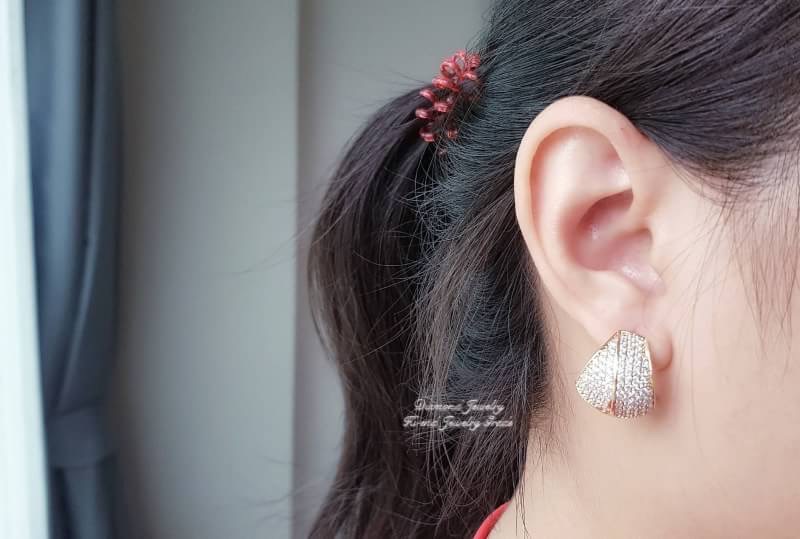 New Arrival !!!!! ต่างหูเพชร CZ แท้ ดีไซน์โมเดิร์น ของจริงสวยมากๆๆๆนะคะ เพชรเยอะ ดีไซส์เก๋ไม่มีใครเหมือน งานฝังเป็นแบบ microsetting เพชรเล่นไฟระยับ แม่ค้า confirm ค่ะ ดีไซส์หวานๆเก๋ๆ ใส่ออกมาน่ารัก ม๊วกๆๆๆจ้าา สวยที่สุด เพชรสวยวิ้งทุกเม็ดไร้ที่ติด ตัวเรือ