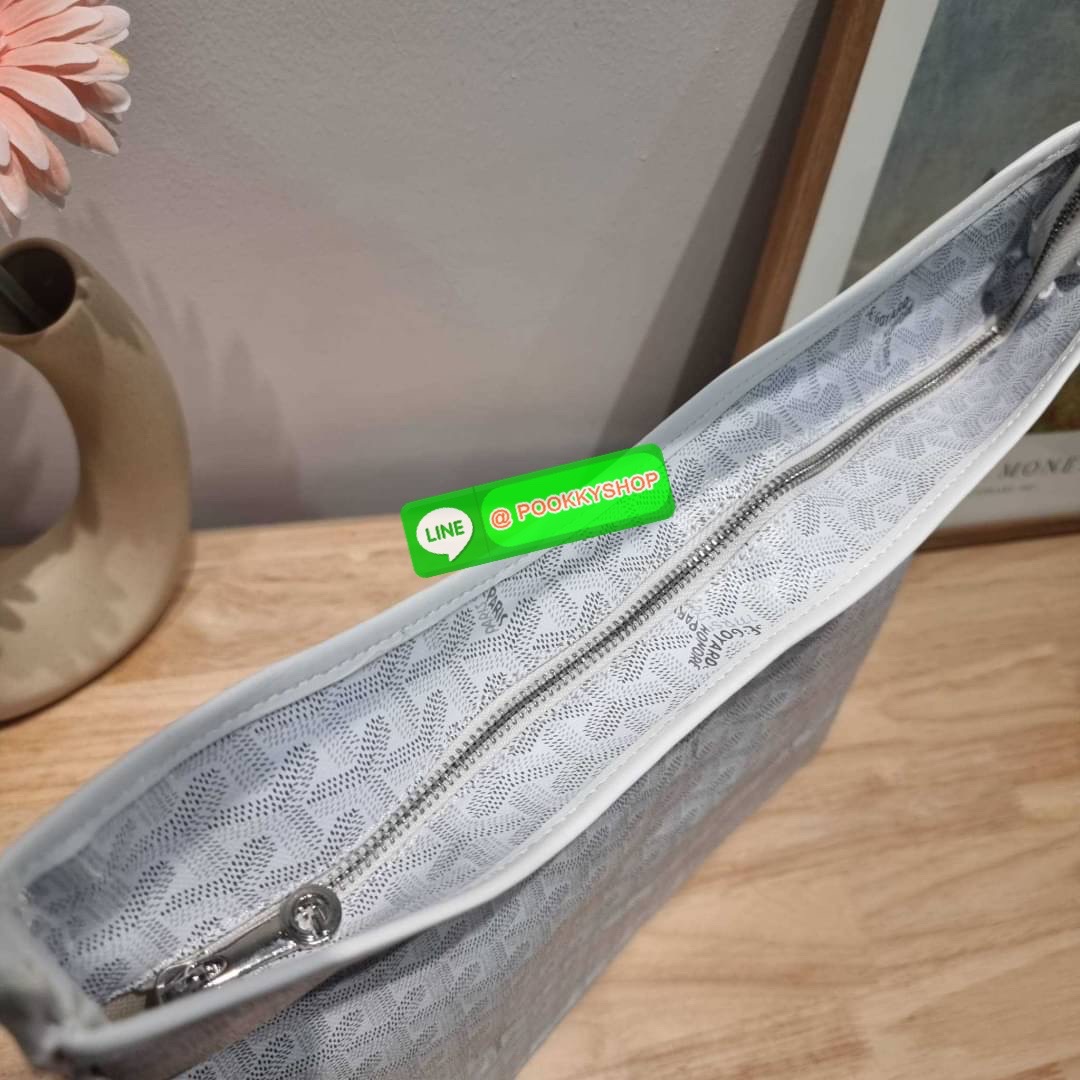 GOYARD BOHEME HOBO BAG ใหม่สุดคุ้ม กับกระเป๋าสะพายทรงโฮโบ ใบใหญ่จุใจ!! มาครบสีขายดี เลิศทุกสี รูปทรงคลาสสิค ดีไซน์เป็นเอกลักษณ์ วัสดุหนังแคนวาสพิมพ์ลายสวยคม ปากกระเป๋ามีซิปเปิด-ปิดกันของหล่นได้ ภายในโล่งกว้างมาก มาพร้อมสายคล้องในตัว ทนทาน สะพายสวยๆได้ทุกว