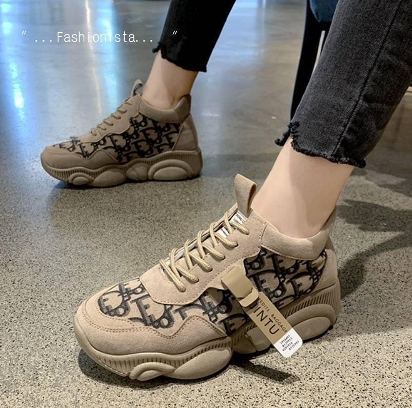 ITEM SO HOT !!!! สินค้ามาแรงงง พร้อมส่งอีกครั้งตามคำขอ... แฟชั่นเกร๋ๆอินเทรนด์ฮิต ชิคๆคูลๆด้วยพื้นแต่งลายหน้าหมีมอส TOY ใส่ประทับรอยเท้าไปทางไหนก็น่าร๊ากกก วัสดุคุณภาพดีเนื้อผ้าใบบุฟูนุ่ม สกรีนลายสไตล์แบรนด์เนม ตกแต่งด้วยหนังกำมะหยี่เพิ่มความหรู สวมใส่สบา