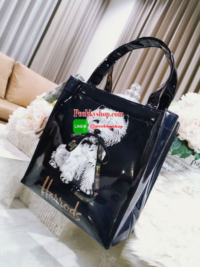 ลายนี้เข้าแล้วนะคะ! พร้อมส่งไอเท็มยอดนิยม! Harrods London Top-handle Shopping Bag กระเป๋า Shopping แบรนด์ดังจากอังกฤษรุ่นยอดนิยมวัสดุ PVC+Polyester 100% ของแท้เนื้อหนาอยู่ทรงกันน้ำ ขนาดกำลังดี น้ำหนักเบา เปิดปิดด้วยซิปสะดวกใช้หัวซิปปั้มโลโก้แบรนด์อะไหล่เง
