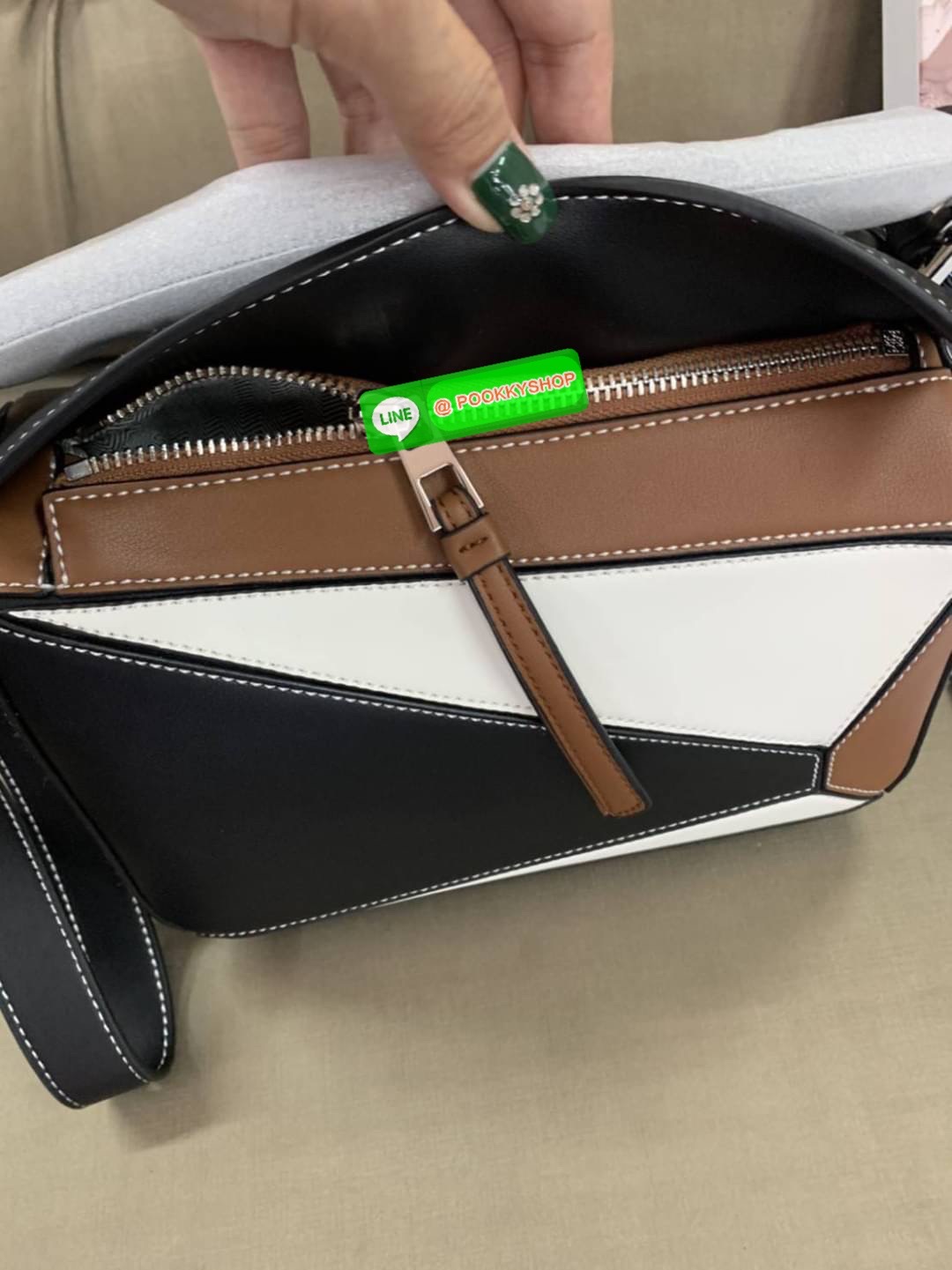 NEW IN! LOEWE CROSSBODY BAG VIP GIFT WITH PURCHASE (GWP) กระเป๋าถือหรือสะพาย Limited Edition จาก LOEWE PERFUME DUTYFREE COUNTER วัสดุ Leather Calfski หนังแท้ (หนังวัว) งานสวยตั้งอยู่ทรง สีสันสดใสทูโน ขนาดกำลังดี น้ำหนักเบา อะไหล่เงิน