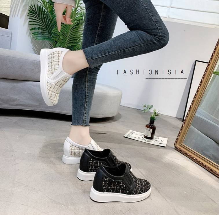 HOT FASHION แฟชั่นเสริมส้นมาแรง!! รองเท้าสลิปออนเสริมส้น 2.5 นิ้ว ทรงสโลป วัสดุเนื้อผ้า Tweed หรูๆ ทอแทรกดิ้นวิ๊งๆ สไตล์แบรนด์ชาแนล แต่งขอบด้วยหนัง pu เนื้อหนาคุณภาพดี มียางยืดเพิ่มความยืดหยุ่นในการสวมใส่ ใส่แล้วดูขาเรียวยาวสุดๆไปเลย ตัวพื้นรองเท้าเป็นยาง