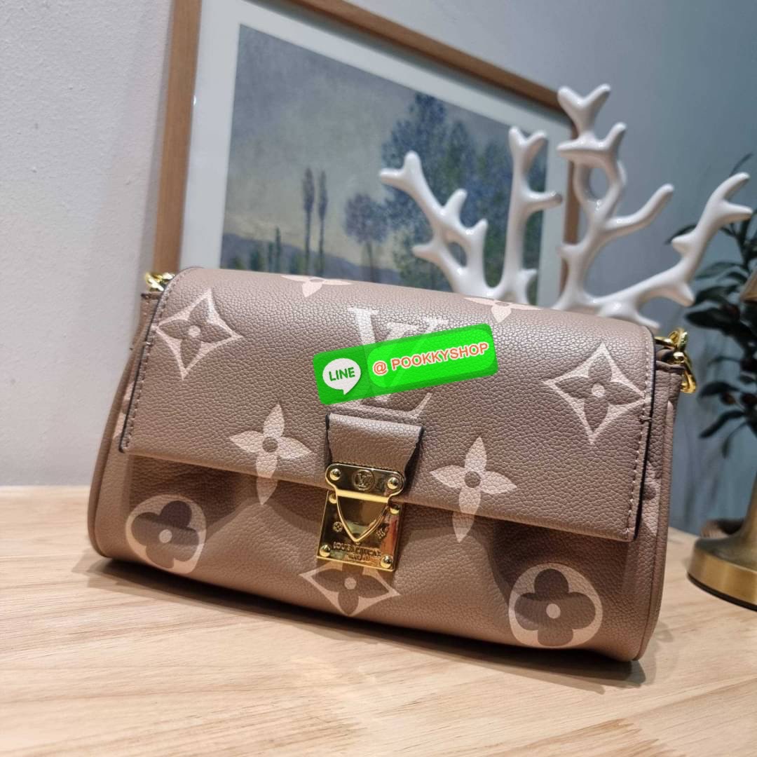 New in กระเป๋าสะพายคอลใหม่ล่าสุด สวยหรู ดูแพง ดีไซน์รูปทรงออกมาให้ใช้งานได้ง่าย เปิด-ปิดด้วยอะไหล่แม่เหล็ก ภายในโล่งกว้าง ใส่ของสำคัญได้ครบ มาพร้อมสายสะพายถึง 2 แบบ สายโซ่สะพายไหล่อัพความหรู และสายหนังที่ปรับยาวสั้นได้ สะพายข้างชิลๆก็ดูดี จัดให้พร้อมเสิร์