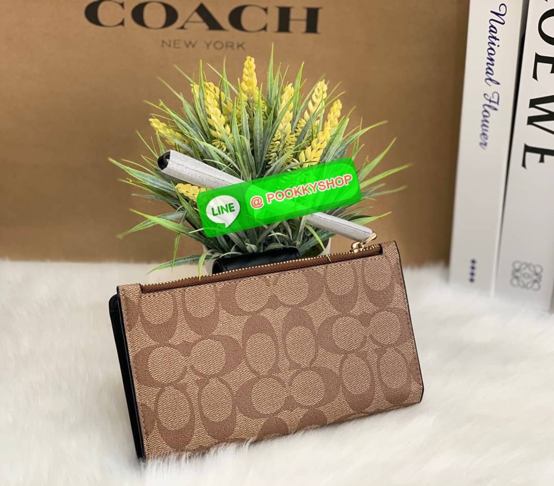 COACH TECH WALLET IN COLORBLOCK SIGNATURE ((C2874)) ✔️กระเป๋าเงินใบยาว หนังแท้ พร้อมสายคล้องมือในตัวค่ะ ✔️เปิดปิดด้านหน้าแบบฝากระดุม ภายในมีช่องใส่ธนบัตร2ช่อง ;สามารถใส่มือถือ iphone 10 xs max ได้เลยค่ะ ✔️มีช่องเสียบธนบัตร7ช่อง;พร้อมช