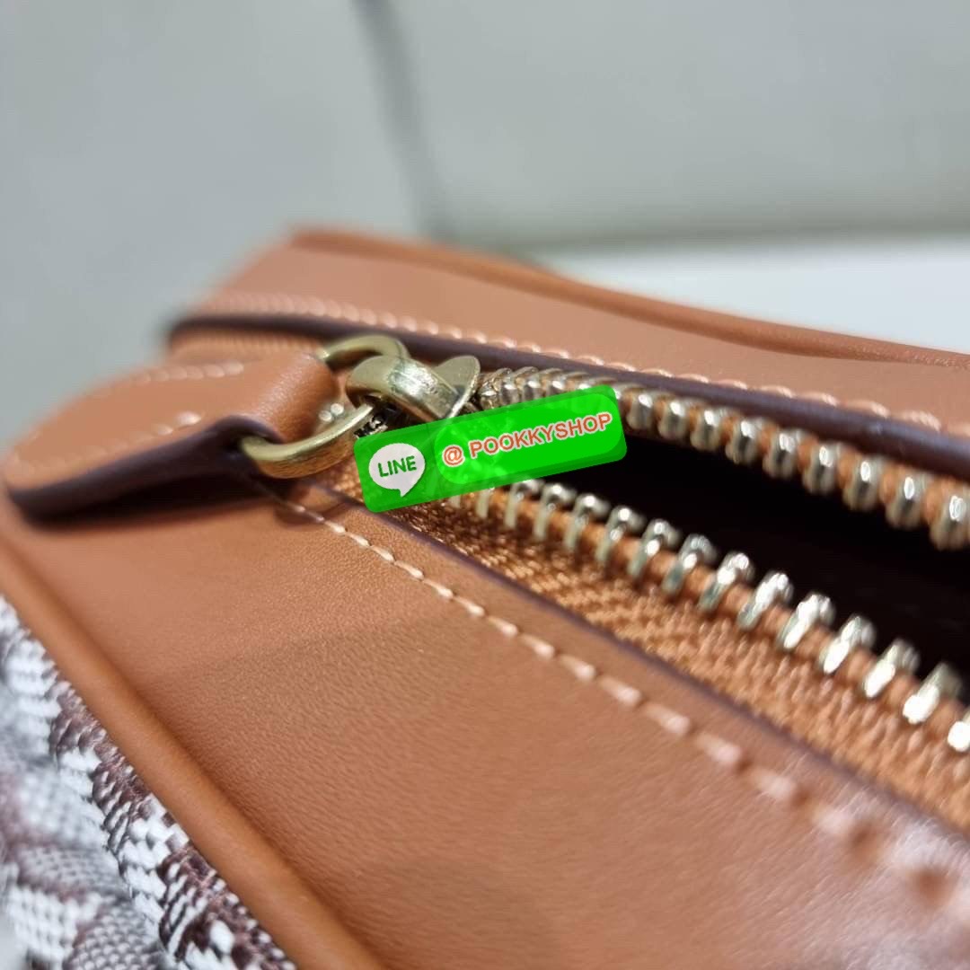 COACH C7764 STUDIO CAMERA BAG 19 IN SIGNATURE TEXTILE JACQUARD WITH CREATURES น้องเล็กใหม่สุดอีกหนึ่ง!! ขนาดเล็กกะทัดรัด มาแบบเลิศๆหรูๆมากแม่ พร้อมเทกเจอร์สุดคิ้วท์!! กระเป๋าสะพายข้างลุคไฮน์ ที่ดีไซน์ออกมาได้ปัง และดูแพงมากๆ ด้วยดีเทลคลาสสิคผสานความเป็นเอ
