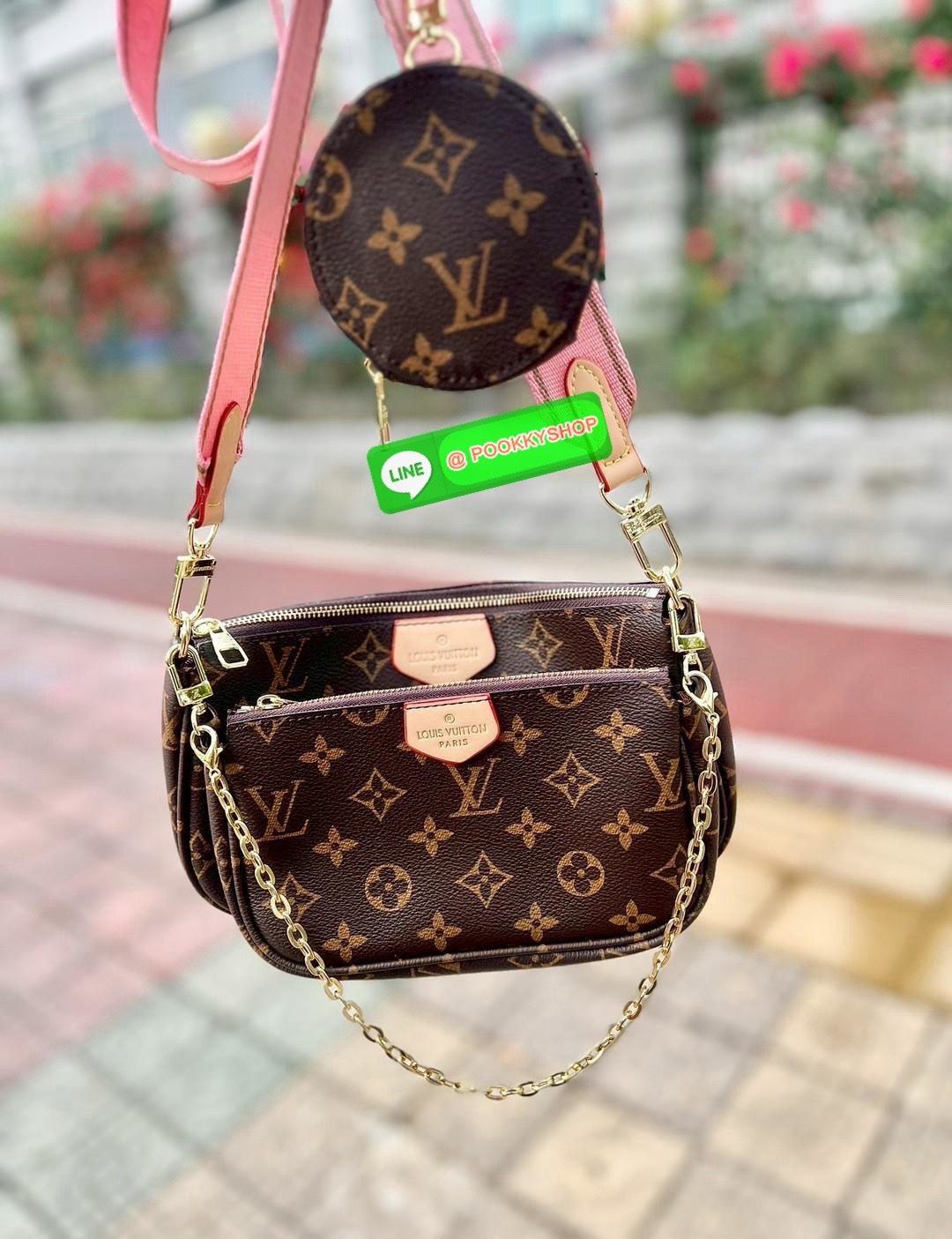 หนึ่งในรุ่นLV ที่สาวๆต้องมีติดตัวอย่างน้อยหนึ่งใบค่าา สวยดังเดิม! LOUIS VUITTON MULTI POCHETTE ACCESSORIES ((vip gift ตปท.)) 🔖พร้อมส่ง! มีถึง3ใบด้วยกันในหนึ่งเซตนะคะ ได้รุ่นนี้ไปใช้สะพายได้ยาวๆแน่นอนค่าสาวๆ 🔖หนังแท้ หนังนิ่มอย่างดี อะไหล่ท