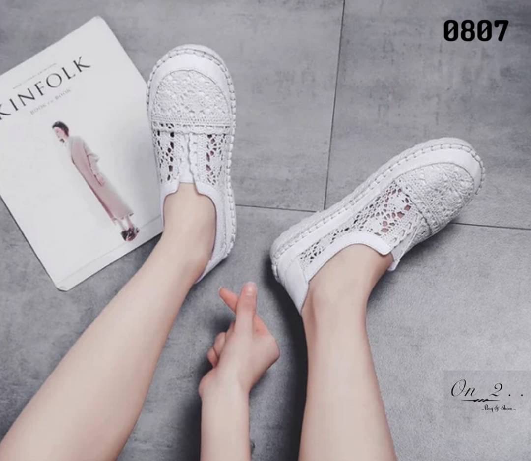 สวยแค่ไหนถามใจดู รองเท้าผ้าใบลูกไม้งานจริงสวยมากก ใส่ง่ายด้านหน้าเป็นยางยืด พื้นเสริมกันลื่นใส่เข้ากับชุดง่ายได้ทุกชุด มา2สี