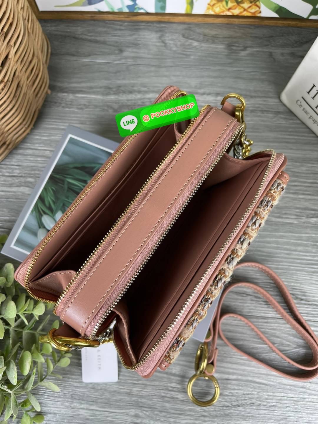 Charles & Keith Tweed Boxy Crossbody Bag กระเป๋าดีไซน์ทรงกล่องแต่ลายผ้าทวิต(สีชมพู,ดำ) ใส่ iPhone 12 Pro Max ได้ ใช้เป็นกระเป๋าเงินและกระเป๋าสะพายในใบเดียว รุ่นนี้วางอยู่ทรง สามารถใช้งานได้ 3 แบบ 1.สายโซ่ 2.สายหนัง 3.สายโซ่ต่อสายหนังสะพายแบบครอสบอดี้ สีสว