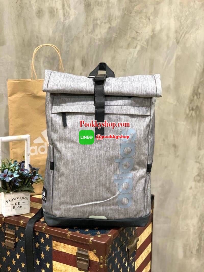 Adidas Top Handle Roll Up Backpack เป้สะพายหลังที่โดดเด่นด้วยดีไซน์ส่วนใส่ของด้านบน และช่องกระเป๋ามากมายเพื่อให้เก็บของได้ไม่ตกหล่น วัสดุโพลีเอสเตอร์ 100% มีตัวล้อคทันสมัยแน่นหนา ภายในมีช่องใส่แล็ปท็อป พร้อมช่องซิปด้านหน้าเป็นช่องเก็บของที่หยิบใช้บ่อย มีท