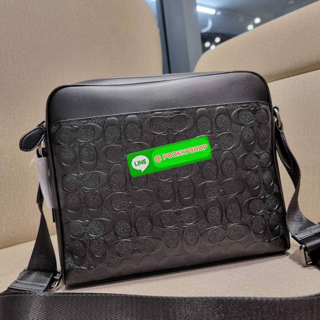 COACH F28455 CHARLES CAMERA BAG IN SIGNATURE LEATHER รุ่นสุดฮิตที่หนุ่มๆเค้ารู้กัน กับกระเป๋าสะพายข้างทรงแมสเซนเจอร์ ที่อัพเลเวลความหรูด้ายลายปั๊มซิกเนเจอร์นูน บนวัสดุหนัง crossgrain ตัดสลับด้วยหนังแท้ สัมผัสดีทั้งใบ มีช่องซิปให้ด้านหน้า และช่องย่อยด้านหล
