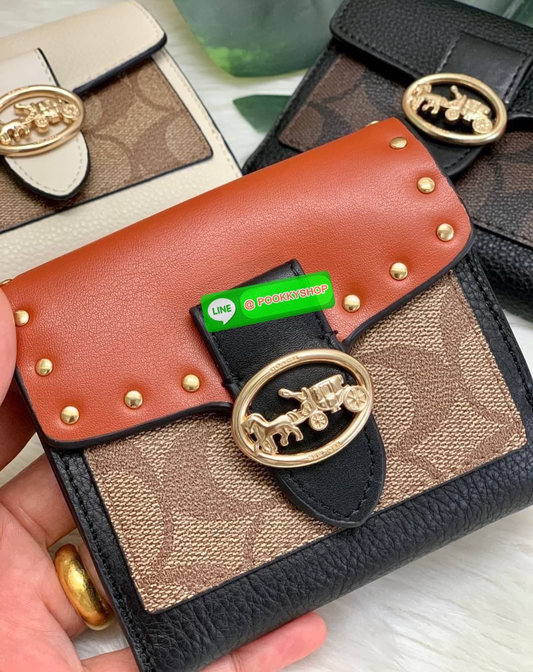 COACHGEORGIE SMALL WALLET IN SIGNATURE ((6791//7250) พร้อมส่ง!! กระเป๋าเงินใบสั้น หนังแท้ชั้นดีค่ะ! 🌈ด้านหน้าสวยหรูด้วยอะไหล่โลโก้แบรนด์ พร้อมเป็นช่องกระดุมสำหรับใส่เหรียญและช่องเสียบบัตรหนึ่งช่องนะคะ