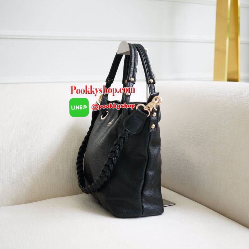 รุ่น Andrea city bag เปิดตัวรุ่นใหม่พร้อมอะไหล่สามแถว สั่งทำพิเศษจากโรงงานเดียวกับแบรนด์ดังระดับโลกเลยค่ะ สุดหรูไม่ลอก มาในทรงสุดสวยเปิดตัวใหม่✔️ มีสายสะพายสองเส้น เส้นแรกคือสายเปีย สะพายแล้วดูน่ารักสุดๆ หรือจะใช้สายสะพายยาวก็คล่องตัว ปากกระเป๋ามีซ