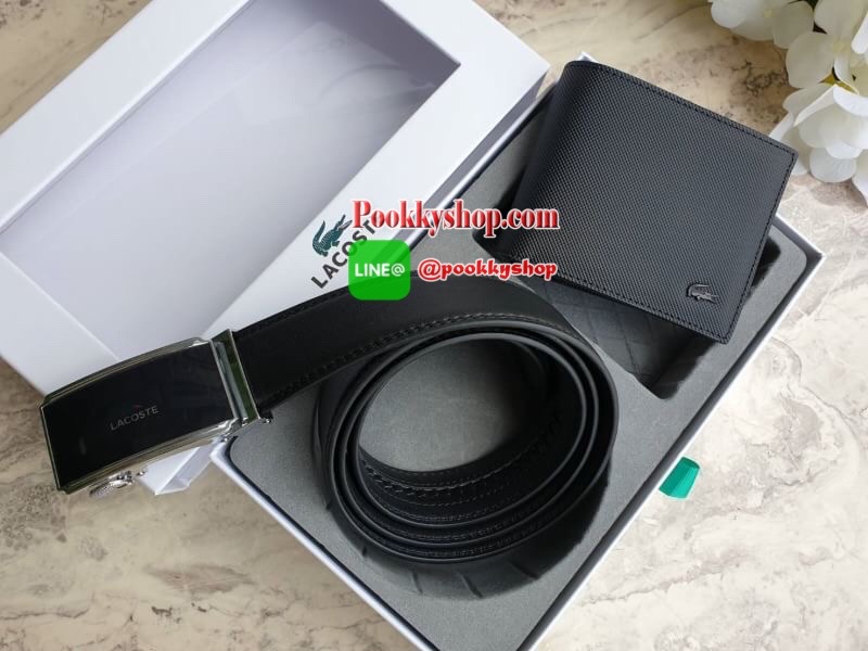 ลาคอส CLASSIC PETIT PIQUE Belt & Wallet Set !!! ซื้อ1ได้ถึง 2 ใบ เซตสุดคุ้ม!! มาพร้อมกล่องสุดหรู กระเป๋าเงินใบสั้นพับสองตอน ลายเปอติปิเก้ มีช่องใส่การ์ด ช่องใส่ธนบัตร บุซับในด้วยผ้าคอตตอน และ ด้านอกวัสดุ Pvc ลายเปอติปิเก้แต่งกระเป๋าด้านนอกกระเป๋า เข็มขั