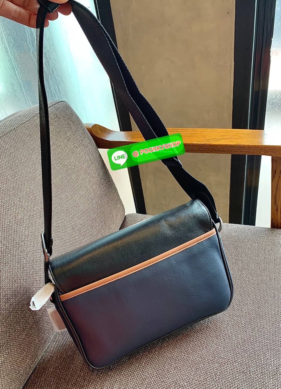 COACH TRACK CROSSBODY IN COLORBLOCK ((4141//4021)) พร้อมส่งที่ไทย ใหม่ล่าสุดค่ะ! กระเป๋าสะพายครอสบอดี้ร์หรือสะพายข้าง หนังแท้ชั้นดีที่สุด หนังนิ่มสวยมากๆค่ะ ด้านหน้าเย็บป้ายหนังโลโก้แบรนด์ เปิดปิดกระเป๋าแบบกดล็อคสองข้าง ภายในมีช่องตอนหน้าหนึ่งช่อง;มีซิปเป