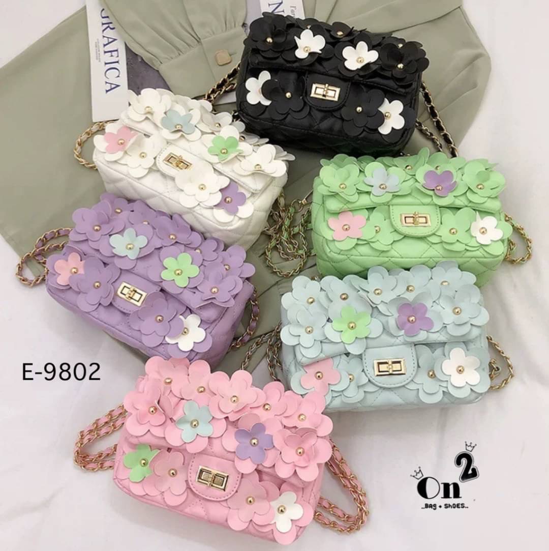 กระเป๋าสะพายชาแนล ทรงคลาสสิคเปิดหน้า แต่งดอกไม้รอบใบเพิ่มความ cute ไปอีก สายสะพายยาวครอสบอดี้ได้ค่ะ พร้อมส่ง 6 สีค่ะ