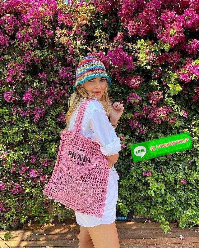 PRADA RAFFIA TOTE BAG สวยไม่ซ้ำใคร สไตล์บีช เหมาะมากกับการสะพายไปเที่ยวทะเล หรือจะใช้ในวันสบายๆก็ตอบโจทย์ กับกระเป๋าสะพายสานใบใหญ่ ตัวกระเป๋าเป็นวัสดุสังเคราห์จากธรรมชาติ สานทอเต็มใบออกมาเป็นลวดลายสวยงาม มีกระเป๋าซับในให้ สำหรับใส่ของเป็นสัดส่วน และรูดปาก