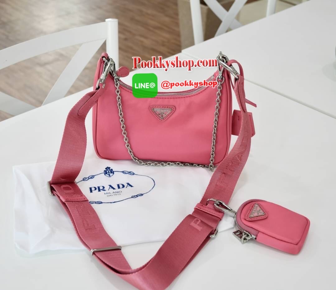 PRADA nylon mini รุ่นใหม่ มาแรง!!! ไอเท็มยอดฮิต วัสดnylon กันน้ำ มีสาย2แบบ สายยาวปรับระดับได้ฟรีไซด์และสายโซ่คล้องแขน มีป้ายแท็คหนัง อย่างดี และกระเป๋าใส่เหรียญน่ารักๆ อะไหลเงินปั้มแบรนด์แท้ทุกจุด ทรงสวย ถอดเปลี่ยนสายได้ เปิดปิดด้วยซิป ด้านในมีป้ายโลหะแบร
