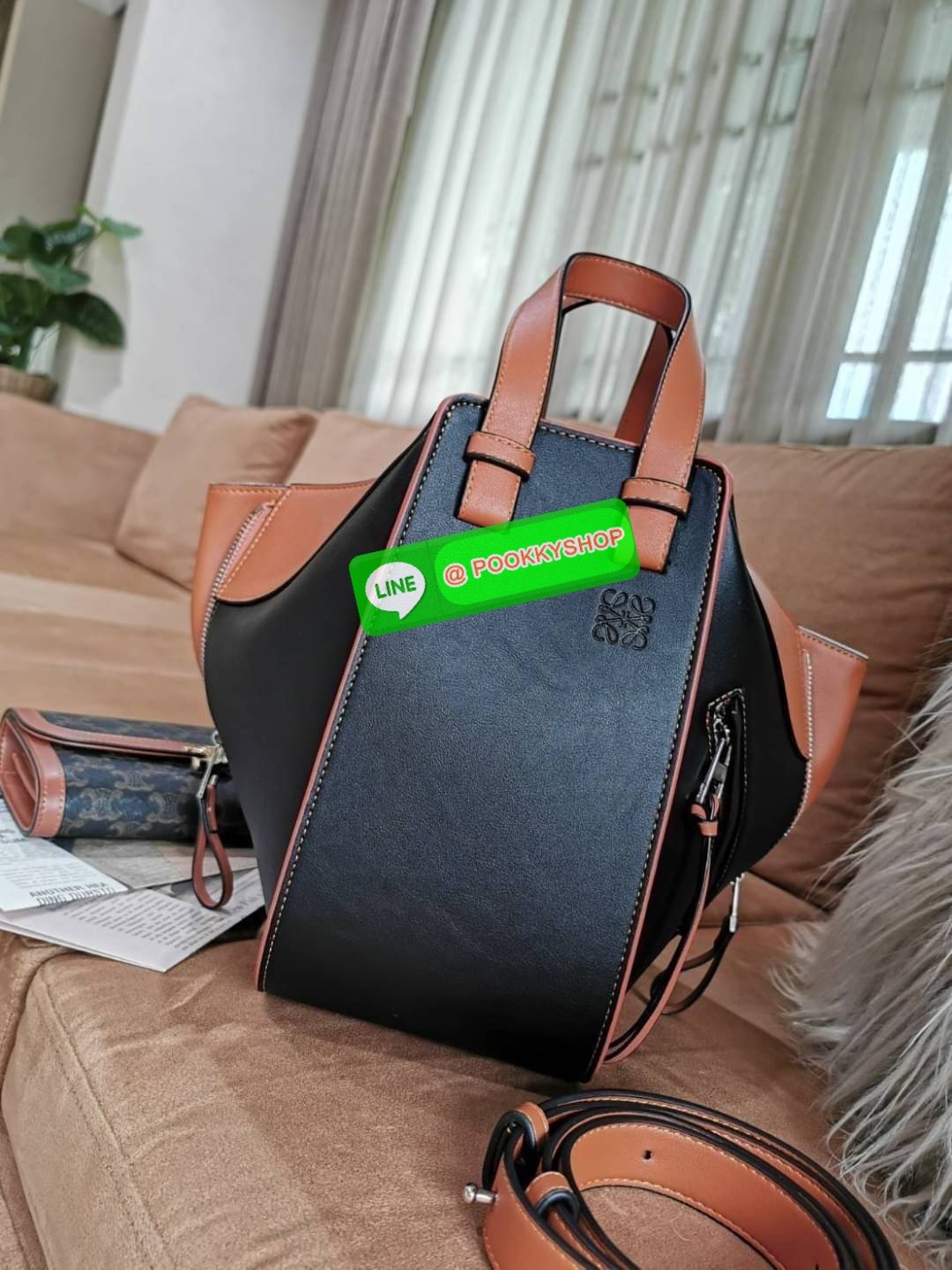 ✴️ห้ามพลาด!✴️LOEWE HANDLE & SHOULDER BAG VIP GIFT WITH PURCHASE (GWP) กระเป๋าถือหรือสะพายหนังแท้พรีเมี่ยมกิ๊ฟ Limited จาก LOEWE PERFUME DUTYFREE รุ่น Rare items สุดๆวัสดุหนังแท้ Calfskin หนังสวยดีไซน์มีเอกลักษณ์ ใบใหญ่กำลังดี น้ำหนักเบา ด้าน