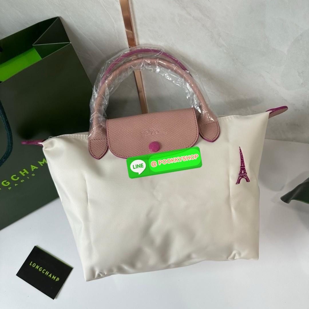 Longchamp Le Pliage Eiffel Tower Tote Bag S 🔖 Collection ใหม่ล่าสุดโดดเด่นด้วยลายปักหอไอเฟลขนาดกระทัดรัดจุของได้เยอะ 🔖วัสดุ : ไนลอนกันน้ำ 🔖เปิด-ปิด ด้วยฝาปิดกระดุมแป๊กมีซิปปิดด้านบน ภายในช่องโล่งกว้างสามารถใส่ iPad ได้ มีช่องแยกด้า