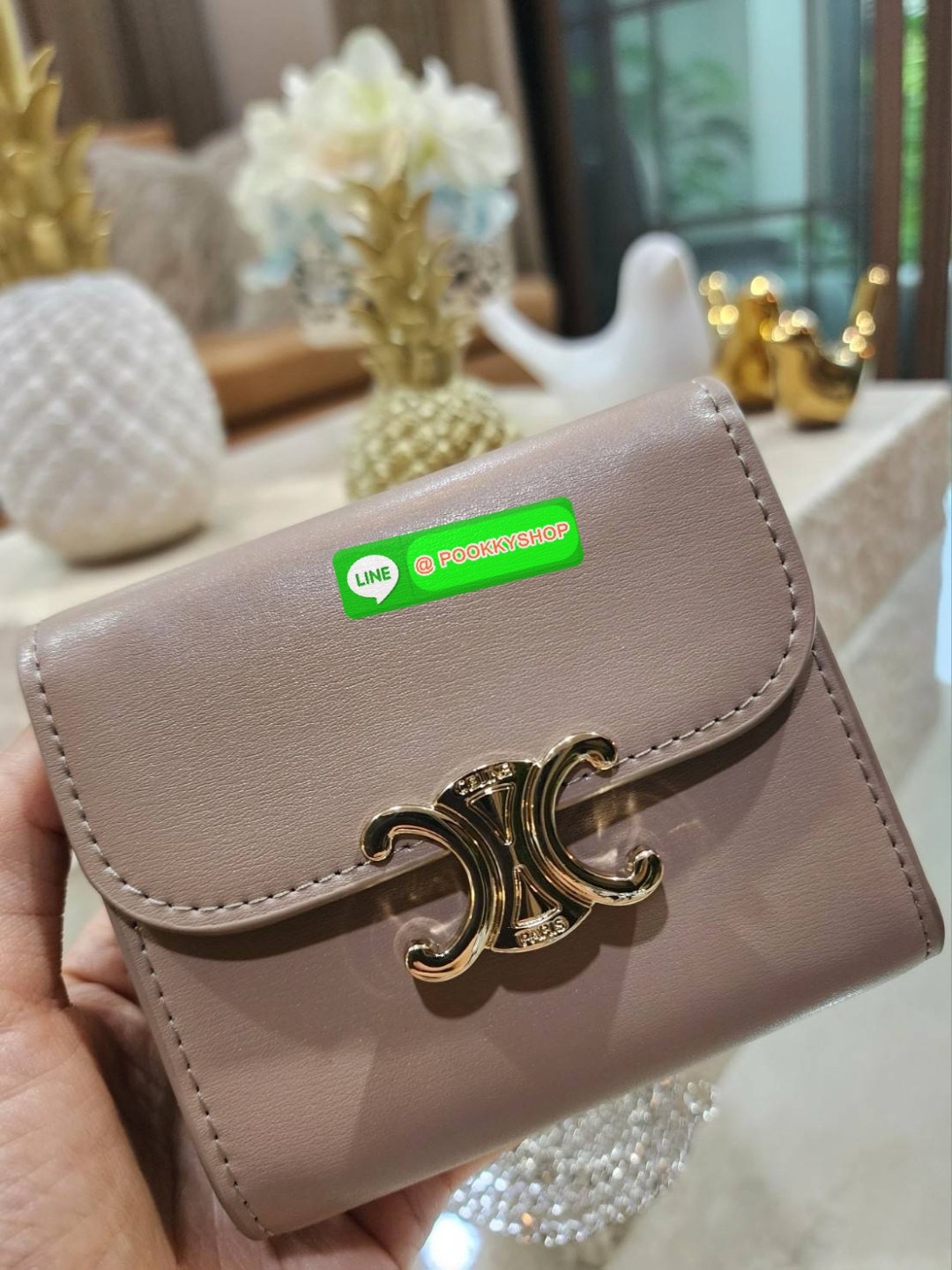 ✴️Don't Miss!✴️CELINE SHORT WALLET VIP GIFT WITH PURCHASE (GWP) กระเป๋าพรีเมี่ยมกิ๊ฟ Limited จาก CELINE HAUTE PARFUME DUTYFREE COUNTER หนังเรียบสวยอยู่ทรงมีโลโก้ด้านหน้าเปิดปิดด้วยฝาพับกระดุม ภายในมีช่องแบ่งหลายช่อง มีช่องใส่บัตรหลายช่อ