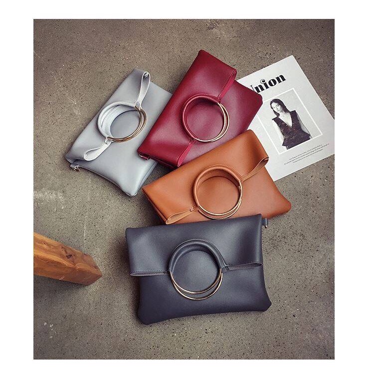 กระเป๋าสะพายข้างสีน้ำตาล กระเป๋าคลัชมือ แต่งห่วงทอง สวย แนว เท่ห์ๆคะ+กระเป๋าเล็ก ไซส์ลูก ด้านใน 2ชิ้น สุดคุ้ม สวยเก๋ มากคะ Size:ยาว29xสูง32xหนา4cm