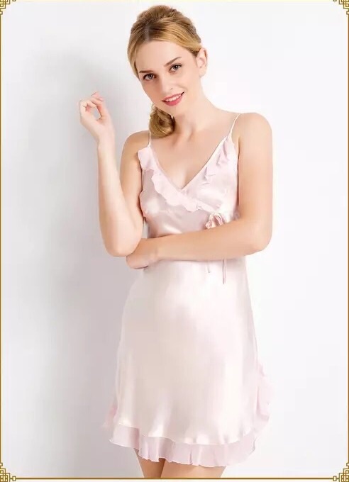 ชุดนอนผ้าไหม สีชมพูอ่อน เนื้อผ้าหรู แต่งระบายช่วงอก