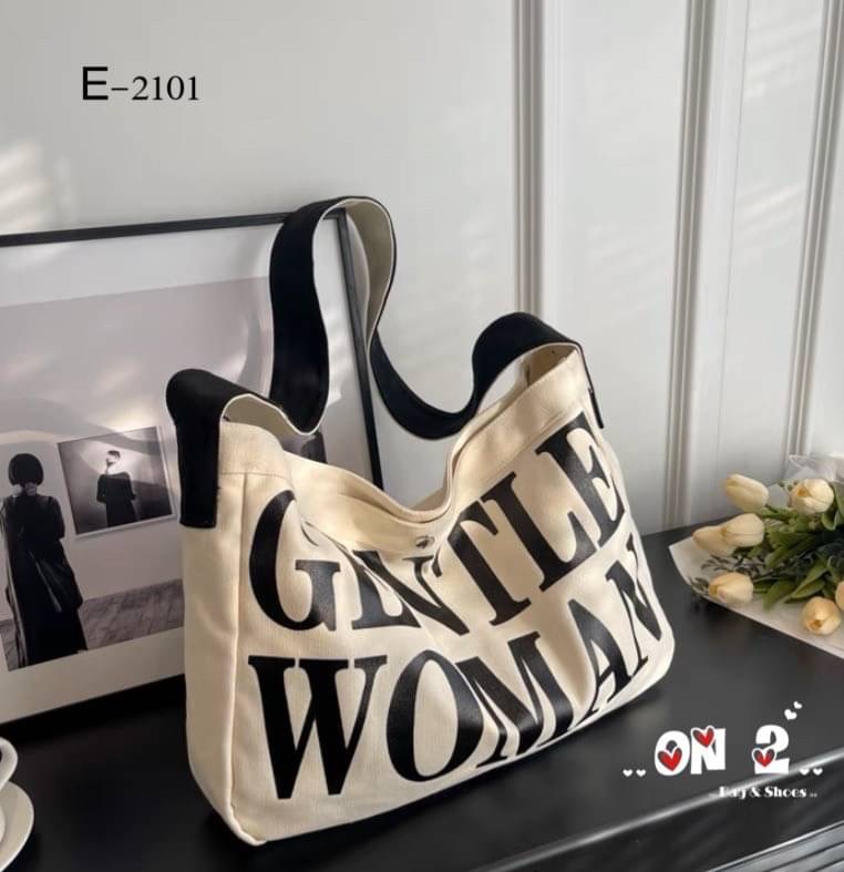 กระเป๋าผ้าแคนวาสนิ่ม Gentlewoman เป็นกระเป๋าผ้าStreet Fashion มีซิปและกะดุมปิดใช้งานได้ทุกวันเบาสบายสายยาวใบใหญ่จุใจค่ะ