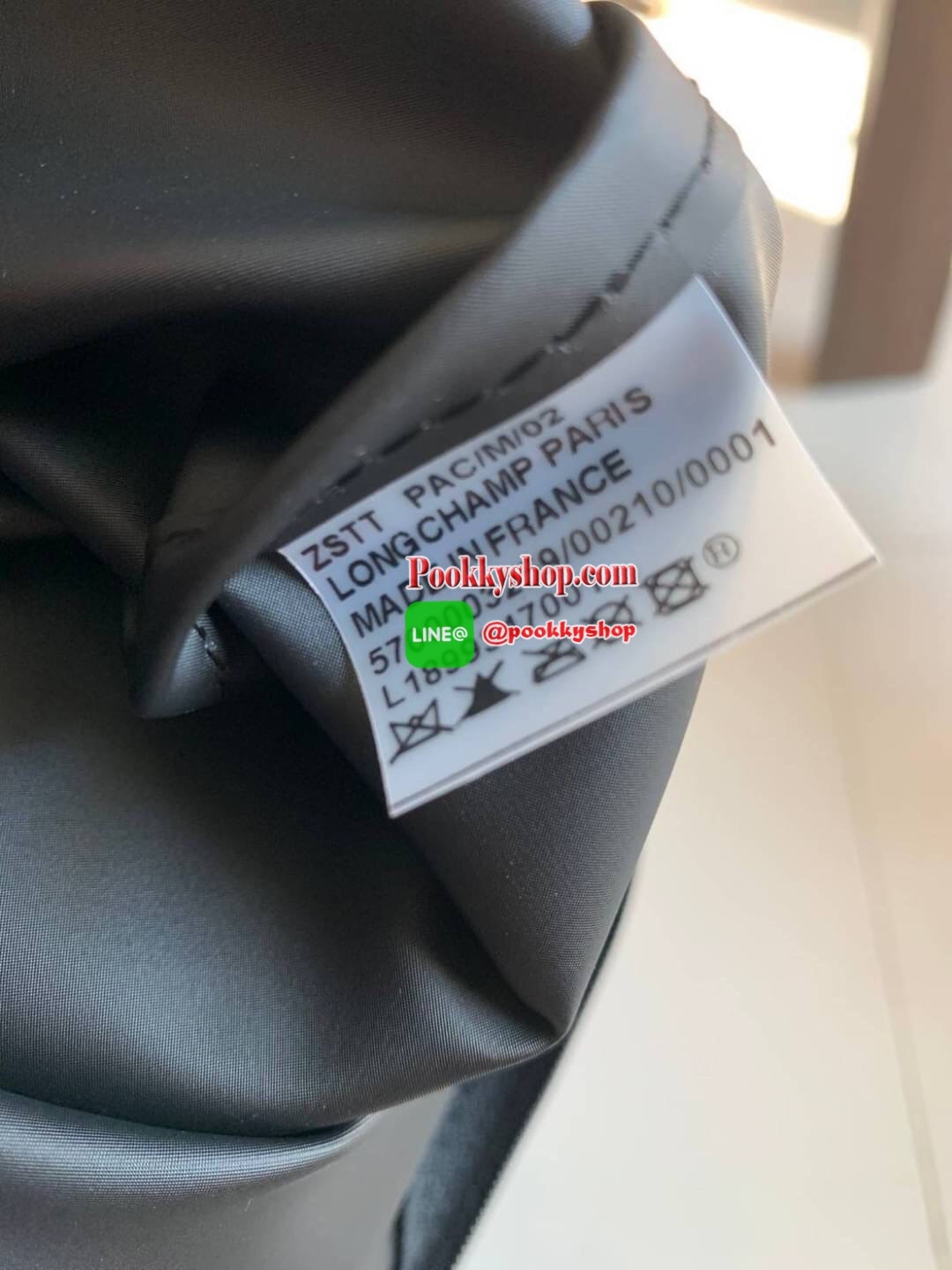 Longchamp Made In France Le Pliage Eiffel Tower Limited Edition Tote Bag สุดลิมิเตทกับlongchamp ที่ ออกมาเฉพาะซีซั่น พิมพ์ลายหอไอเฟล สามาถพับเก็บได้ ตรงตามชื่อทรง (คำว่า Le Pliage เป็นภาษาฝรั่งเศส แปลว่าการพับ) ส่วนฝาปิดและหูจับเป็นหนังที่ทำให้กระเป๋าดูไม