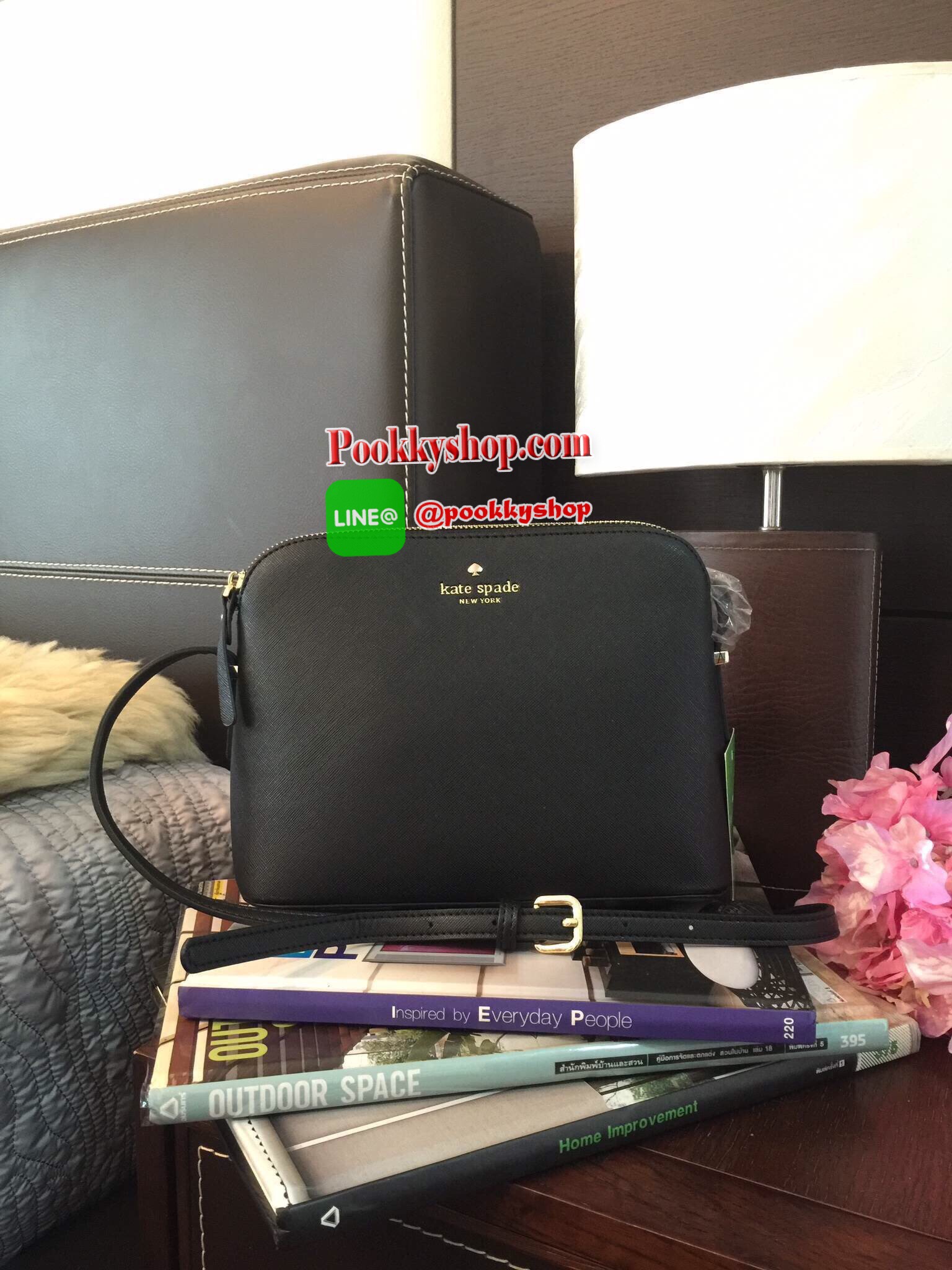 ปิ๊งป่อง!! มาเพิ่มแล้วค่ะ!! KATE SPADE CEDAR STREET MANDY กระเป๋าสะพายแบรนด์ดังจากอเมริการุ่นสุดฮิตหนัง Saffiano สวยหรูอยู่ทรงสไตล์ PRADA ด้านหน้าประดับโลโก้แบรนด์สีทองสวยไฮโซ ขนาดกำลังดี เปิดปิดด้วยซิปสะดวกใช้ ภายในมีช่องซิปและช่องใส่มือถือ สามารถใส่กระเ