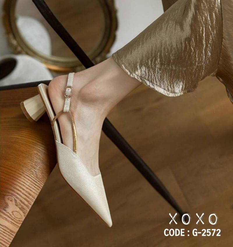 สินค้าพร้อมส่ง สไตล์งานเกาหลี งานสวย เก๋ สไตล์หรู บอกเลยคู่นี้งานสวยเกินราคาขายมากคะ วัสดุผ้าซาตินสีเหลือบทองเล็กน้อย คล้ายผ้าไหม งานสวยมาก ด้านหน้าทรงวี ใส่เก็บเท้า ใส่แล้วขาดูเรียวยาว สึผ้าสีผู้ดีมาก ทรงเปิดส้นด้านหลัง ด้านหลังมียางยืดเล็กน้อย ใส่ง่าย ส