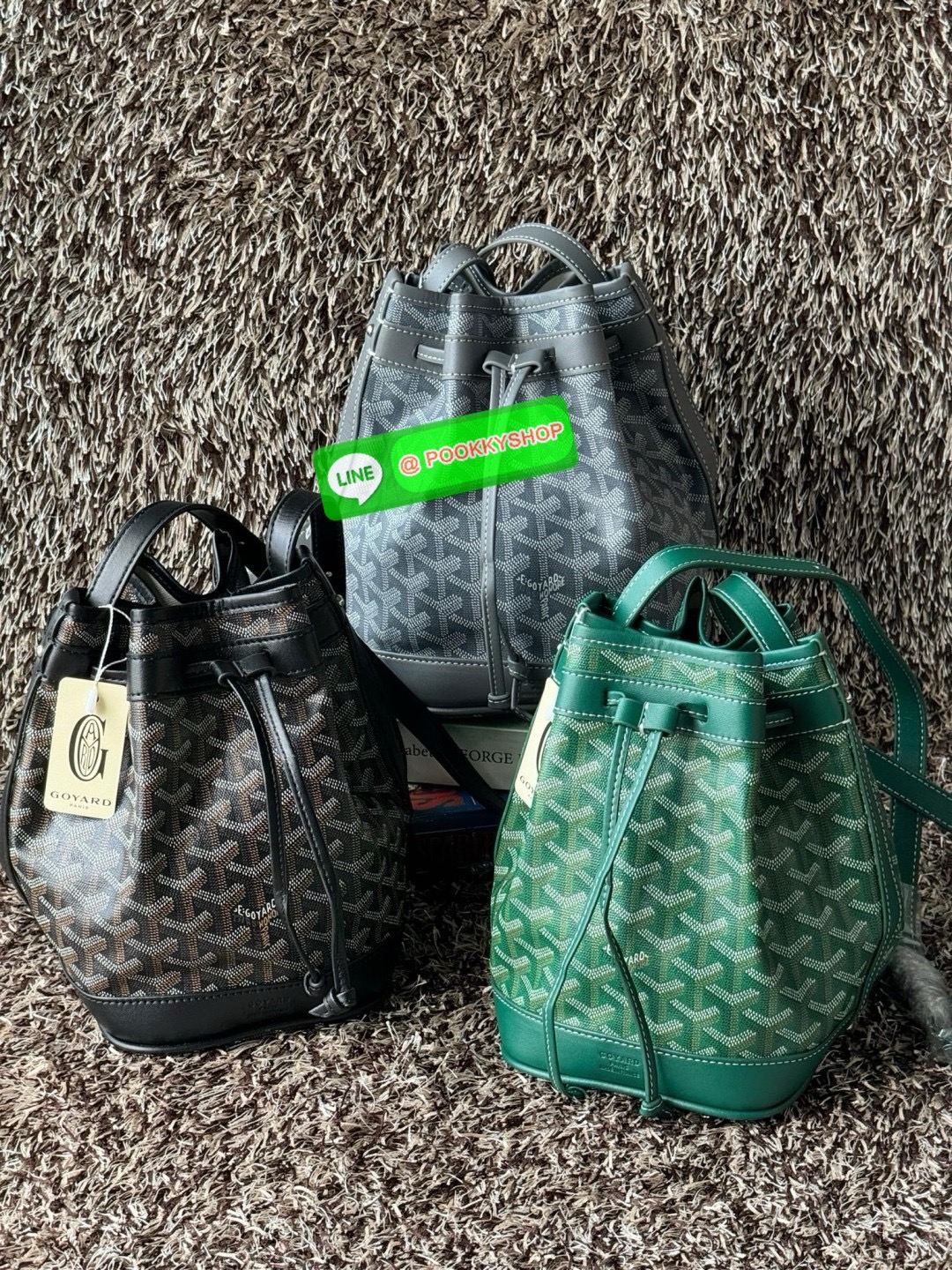 GOYARD PETIT FLOT BUCKET BAG กระเป๋าทรงถังรุ่น Petit Flot เป็น re-issue ของรุ่นดั้งเดิม ด้วยรูปทรงที่ถูกออกแบบมาอย่างสวยงาม ลงตัว เข้ากับทุกการแต่งตัว รวมถึงทันกระแสแฟชั่นทุกยุคทุกสมัย ภายในกว้างจึงสามารถบรรจุสิ่งของได้เยอะจุใจและเก็บของต่าง ๆ ได้อย่างปลอ