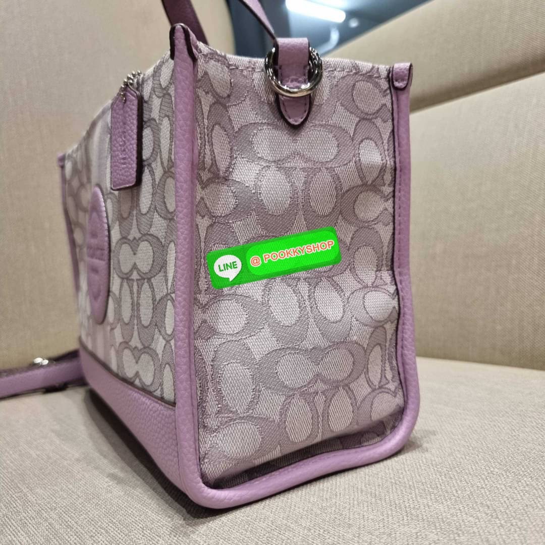 COACH C8448 DEMPSEY CARRYALL IN SIGNATURE JACQUARD WITH PATCH ใบใหญ่ จุใจ คอลเลคชั่นสุดปัง สีที่สาวๆรอคอย ละมุนเกินเบอร์ สวยคม มีความหรูในตัว กับกระเป๋าทรงโท้ท ไซส์ใหญ่ที่สามารถจุของได้แบบไม่ต้องกังวล ฟังก์ชั่นการใช้งานสะดวกที่สุด มีทั้งสายคล้องในตัว และส