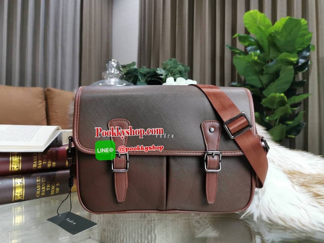 NEW ARRIVAL! PEDRO SAFFIANO MESSENGER BAG รุ่นใหม่ชนช็อปจาก Pedro แบรนด์ดังการันตรีคุณภาพด้วยเครือ Charles&Keith วัสดุหนัง Saffiano สวยหรูอยู่ทรงแข็งแรงไม่ย้วยเปิดปิดด้วยฝาปิดกระดุมแม่เหล็กพร้อมซิปด้านในสะดวกใช้ ด้านหน้าและด้านหลังยังมีช่องใส่ของ ขนาดกำลั