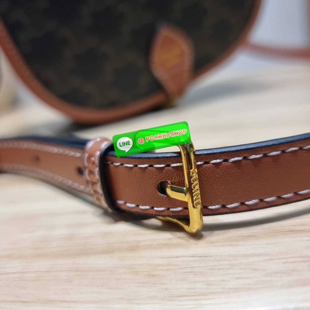 🔆 Model CELINE FOLCO SHOULDER BAG IN TRIOMPHE CANVAS 🔆 Details รุ่นยอดฮิต ขายดีไม่มีตก กับกระเป๋าสะพายข้าง ทรงสวยโดดเด่นเป็นเอกลักษณ์ ดีไซน์โค้งมนสวยงาม เปิด-ปิดกระเป๋าด้วยสายหนัง สายสะพายในตัว ปรับได้ ภายใรเป็นช่องโล่ง แบ่งสัดส่วนไว้อย่าง