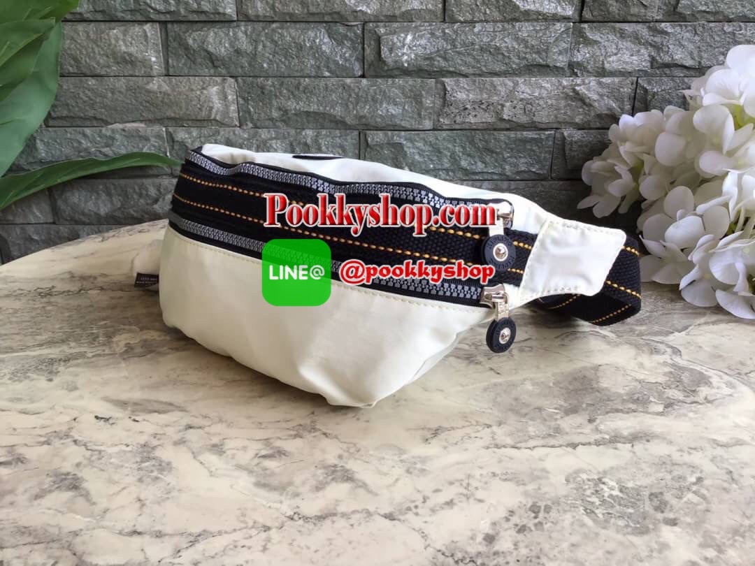 กระเป๋าคาดอกหรือคาดเอว KIPLING YASEMINA Fanny Pack วัสดุด้านนอก Nylon +polyester วัสดุกันน้ำ ด้านหน้ามี 2 ช่องใช้งาน แยกเป็นสัดส่วน ใส่มือถือได้ กระเป๋าเงินใบยาว พร้อมสายคล้องพวงกุญแจ และ พวงกุญแจลิงสัญลักษณ์แบรนด์ สายสะพายเลื่อนปรับความยาวได้ สีสันสดใส น