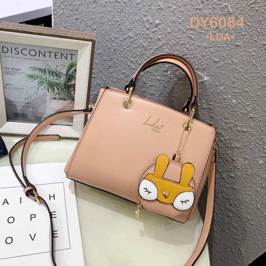 พร้อมส่ง!!! กระเป๋าสะพายแบรนด์ LDA ของแท้💯 📝ลดา รุ่นใหม่ล่าสุด สวยมาก ใบใหญ่ หนังเรียบหรูดูดี สีสวยทุกสีค่ะ อะไหล่ทองปั๊มทุกจุด ตรงกลางติดโลโก้แบรนด์ ดีไซน์สวยแบบทันสมัย หูจับแข็งแรงทนทาน งานถือได้สะพายข้างได้ ซับในปั๊ม แบ่งเป็น 2 ช่องใหญ่