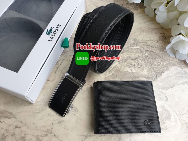 ลาคอส CLASSIC PETIT PIQUE Belt & Wallet Set !!! ซื้อ1ได้ถึง 2 ใบ เซตสุดคุ้ม!! มาพร้อมกล่องสุดหรู กระเป๋าเงินใบสั้นพับสองตอน ลายเปอติปิเก้ มีช่องใส่การ์ด ช่องใส่ธนบัตร บุซับในด้วยผ้าคอตตอน และ ด้านอกวัสดุ Pvc ลายเปอติปิเก้แต่งกระเป๋าด้านนอกกระเป๋า เข็มขั
