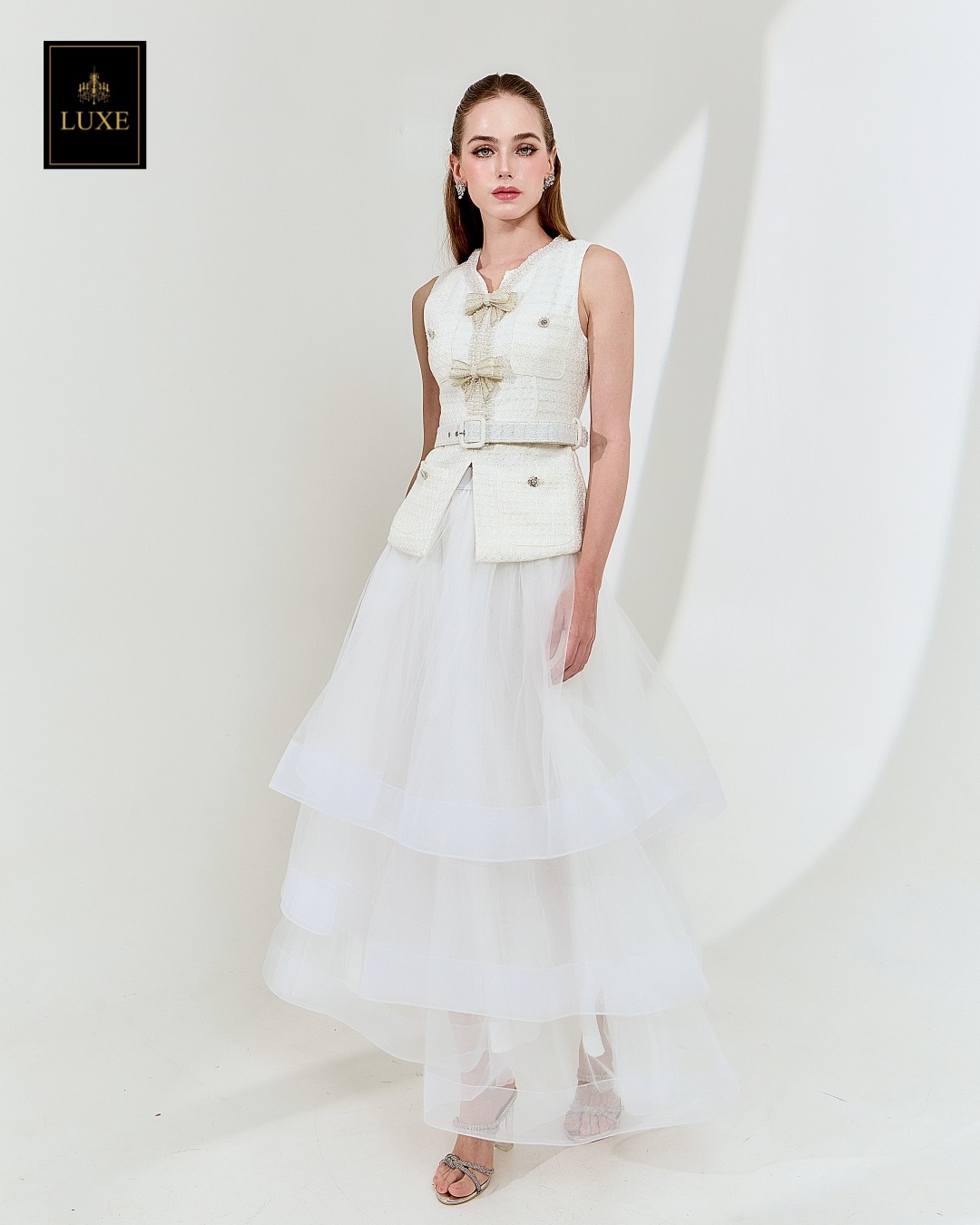 เสื้อแฟชั่น เสื้อแขนกุด ทรงเข้ารูป ชายเสื้อยาวปิดสะโพก มาพร้อมเข็มขัดผ้าในตัว